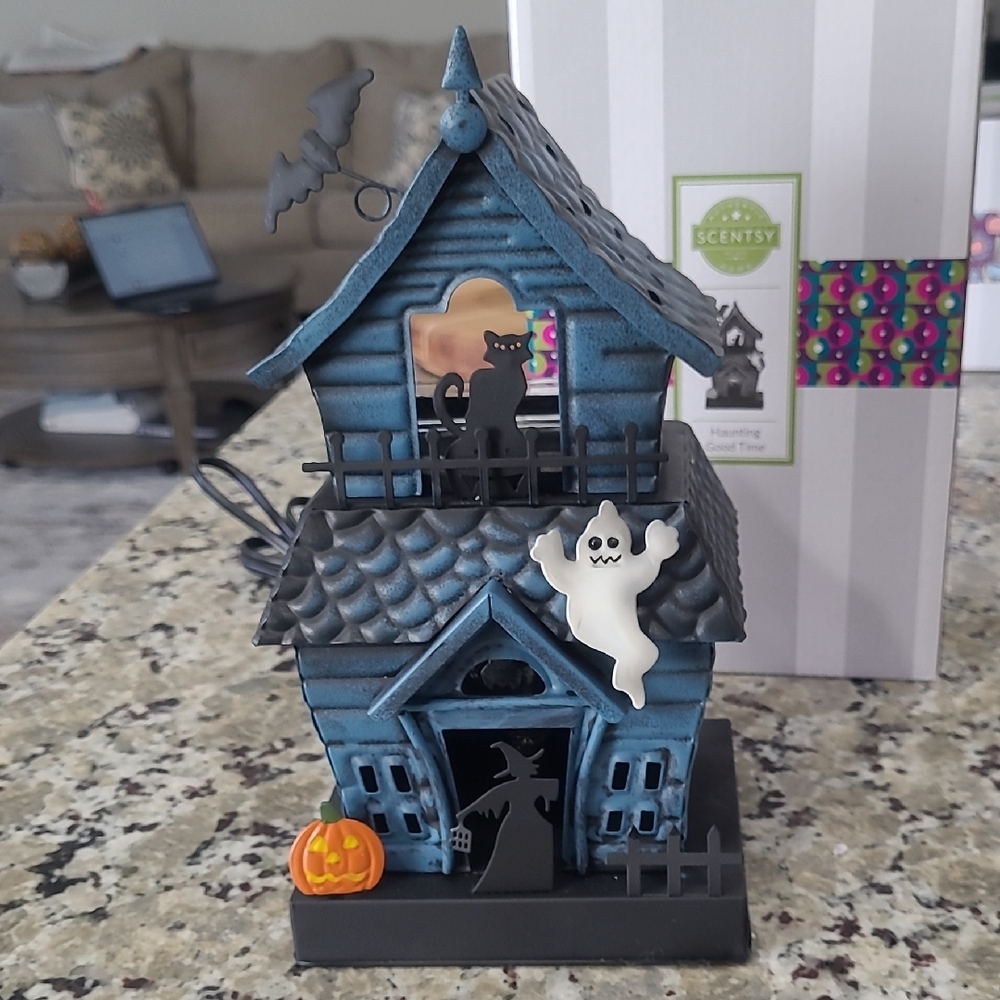Scentsy Haunting Good Time Haunted House Wax Warmer with Ghost, Cat, Bat..